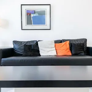 Apartamento Lovely With River Views And Parking, Málaga